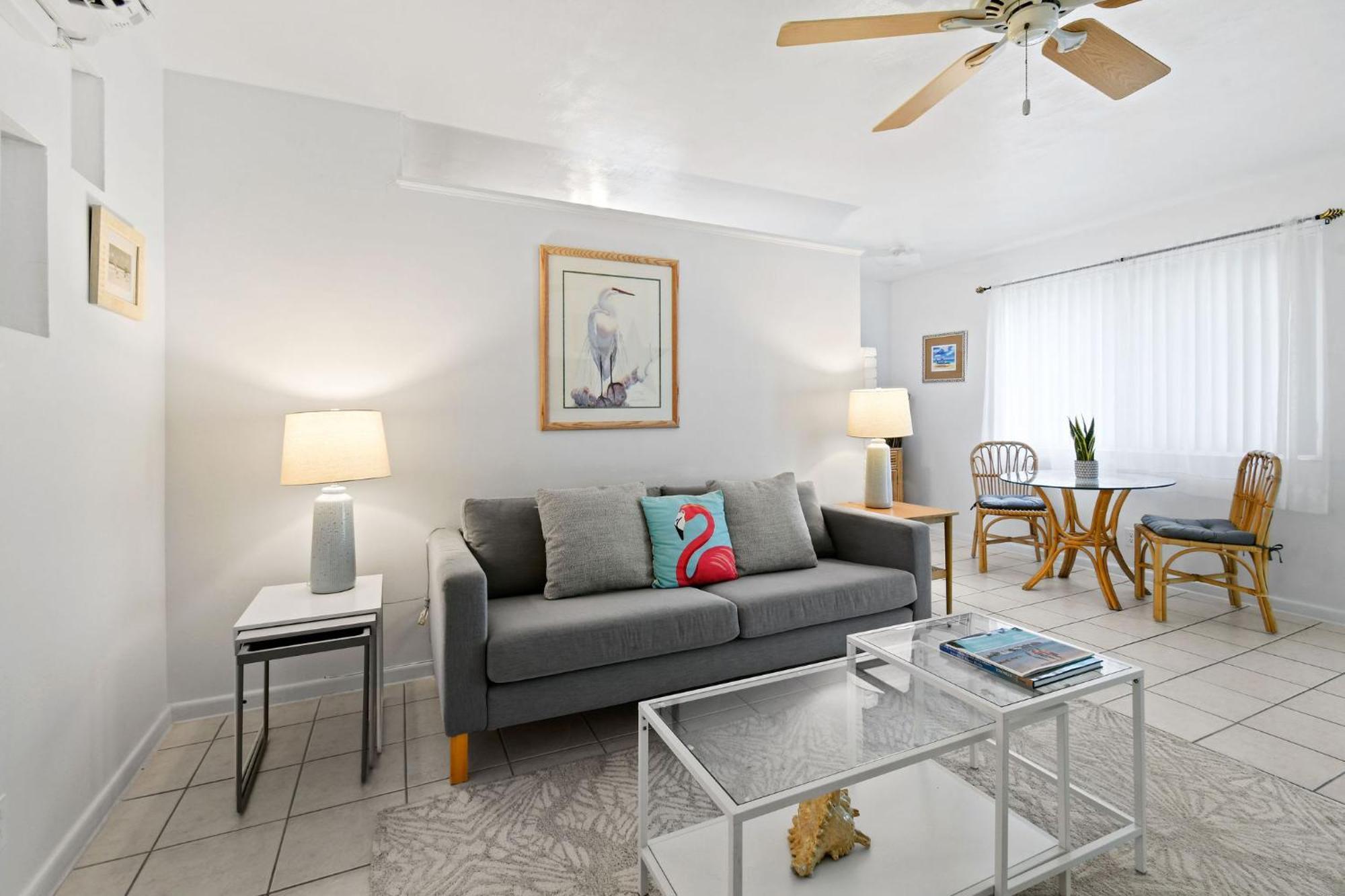 Sunshine Shores Boutique Apartments Палм-Біч-Шорс Екстер'єр фото