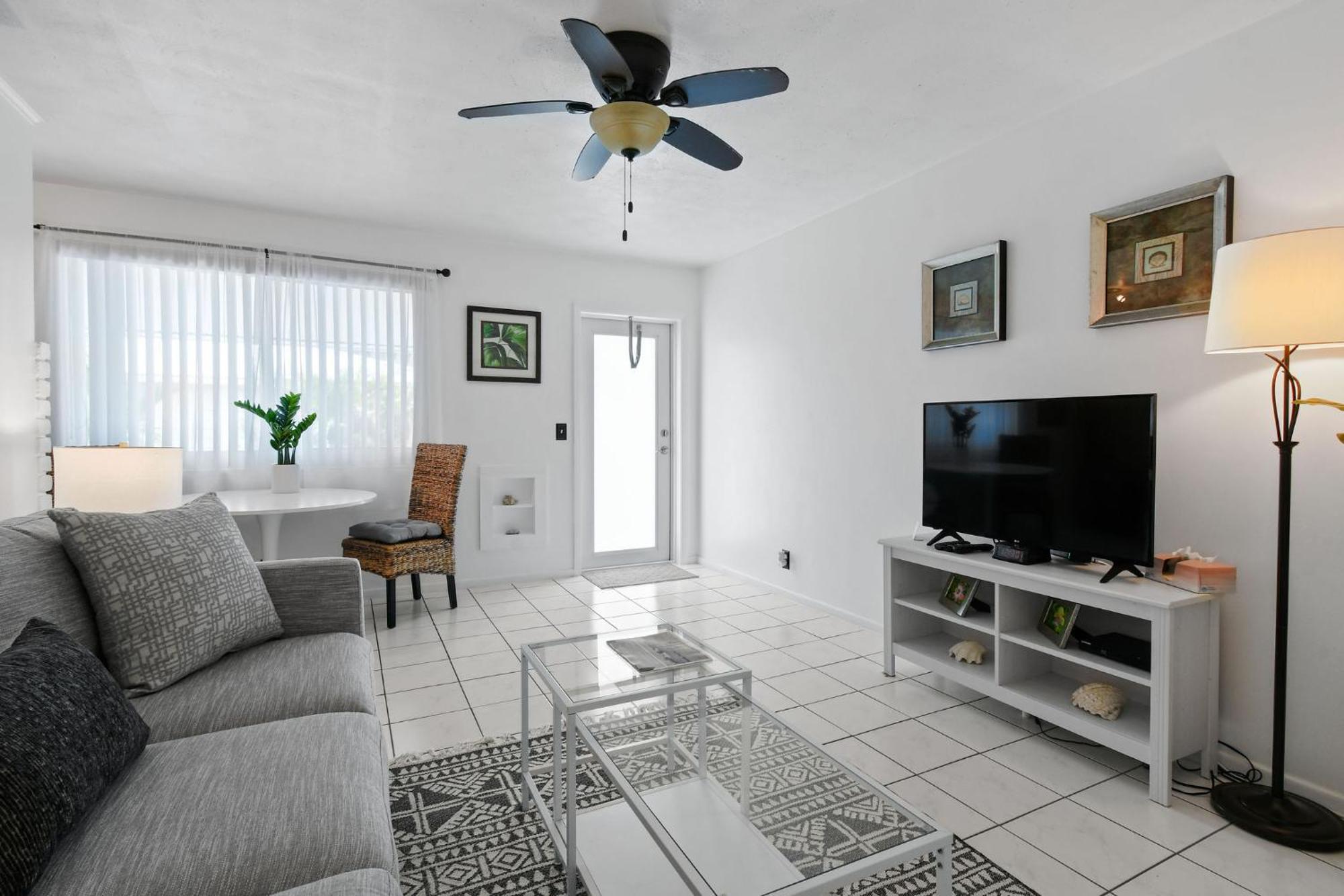 Sunshine Shores Boutique Apartments Палм-Біч-Шорс Екстер'єр фото